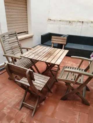 Conjunto mesa y sillas de madera exterior