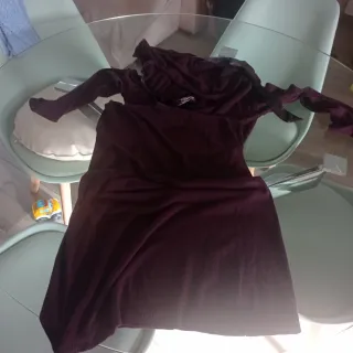 Abito viola con scollo a cappuccio