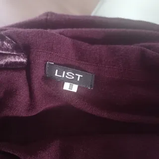 Abito viola con scollo a cappuccio