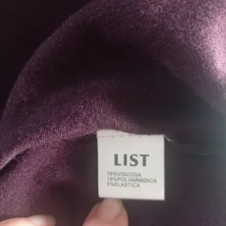 Abito viola con scollo a cappuccio