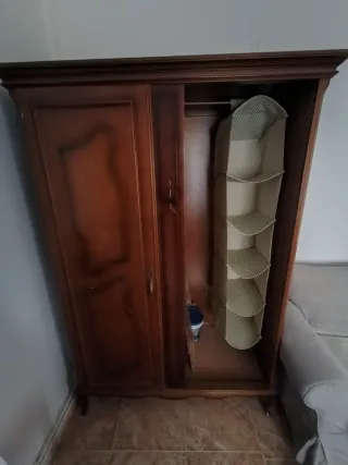 Armario de madera maciza