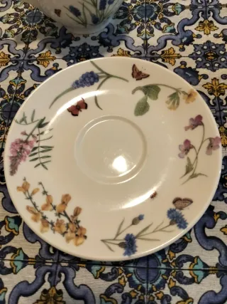 Tazze da tè in porcellana con decorazioni floreali