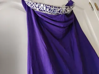 Vestido largo morado con pedrería,