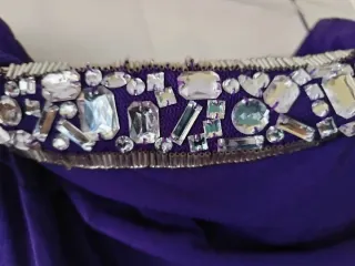 Vestido largo morado con pedrería,