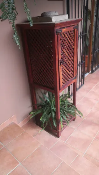 Mueble de madera con celosía