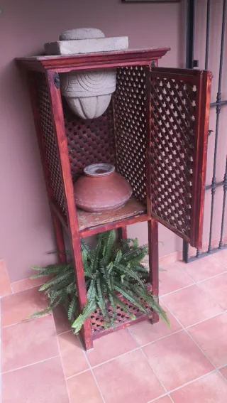 Mueble de madera con celosía