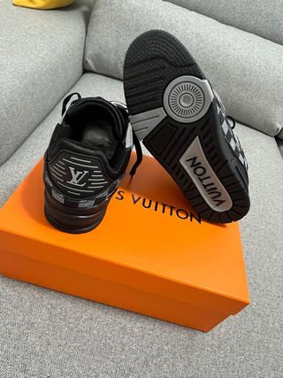 Zapatillas LV Louis Vuitton Negras con cuadricula