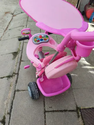 Triciclo infantil rosa con empujador