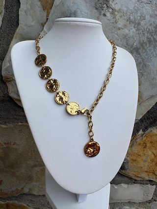 Collar dorado con monedas