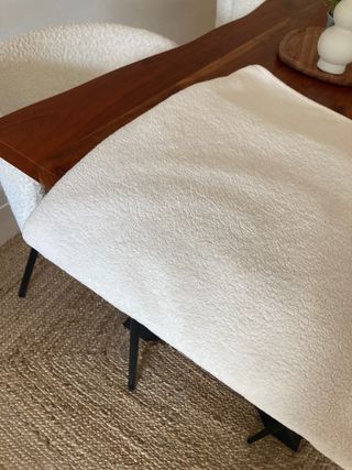 Manta beige de tacto suave. Zara home