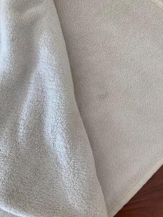 Manta beige de tacto suave. Zara home