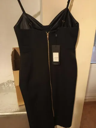 Vestido negro con cremallera dorada