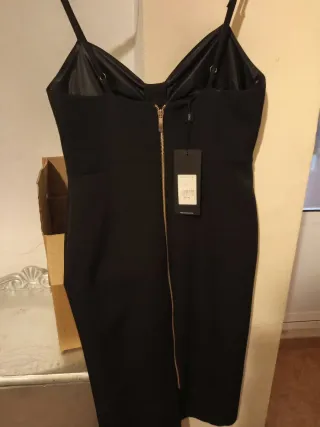Vestido negro con cremallera dorada