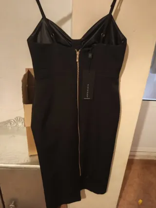 Vestido negro con cremallera dorada