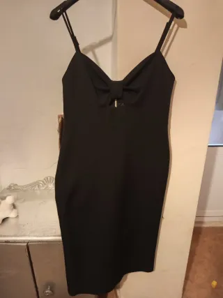 Vestido negro con cremallera dorada