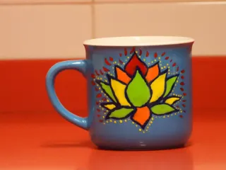Taza de cerámica pintada a mano