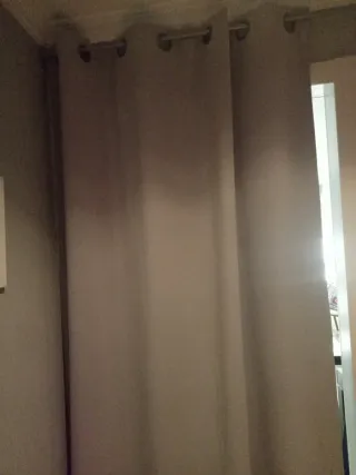 Cortina gris con barra