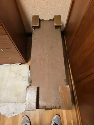 Mesa de mármol con base de madera