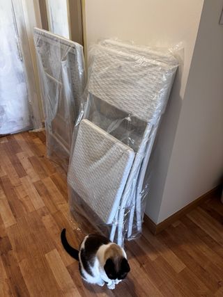 Mesa y 2 sillas blancas exterior