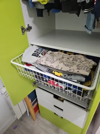 Armario infantil Ikea verde y blanco y comoda