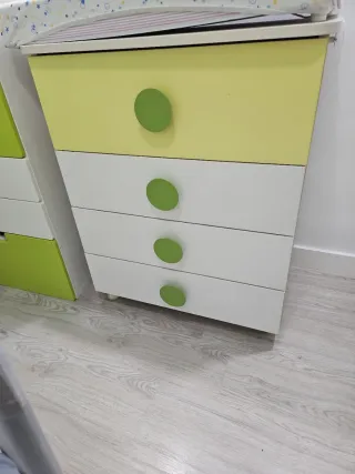 Armario infantil Ikea verde y blanco y comoda