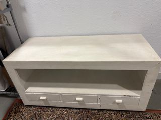 Mueble para tv de madera teca pintado blanco.