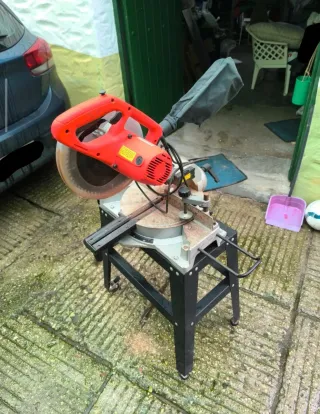 Sierra ingletadora circular