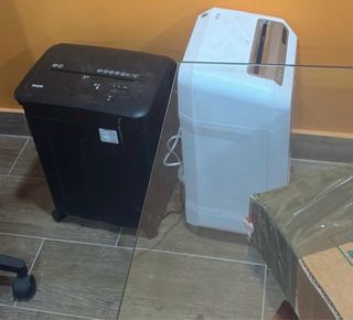 Due trituratori di carta in vendita, uno nero e uno bianco