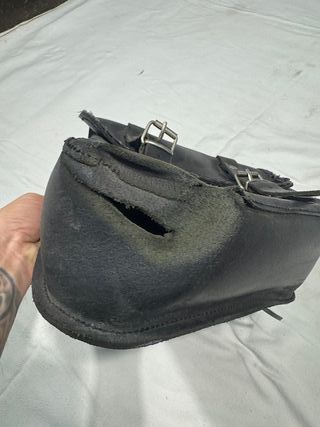 Harley-Davidson. Alforja de piel gruesa con rotura