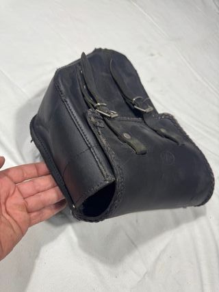 Harley-Davidson. Alforja de piel gruesa con rotura