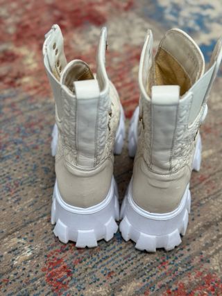 Botines crema piel acolchada suela track