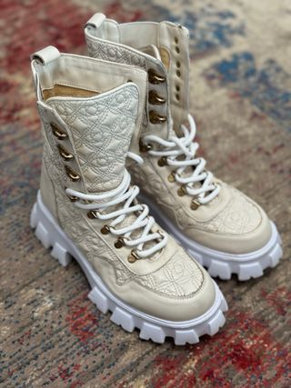 Botines crema piel acolchada suela track