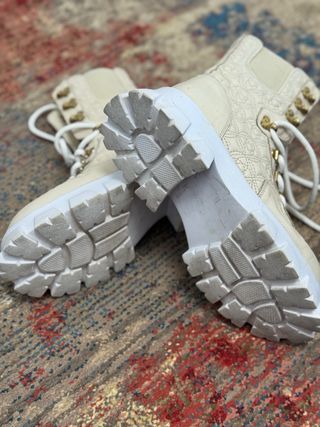 Botines crema piel acolchada suela track