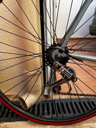 Bicicleta carretera clásica gris