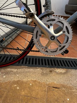Bicicleta carretera clásica gris