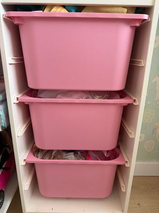 Mueble Almacenaje Ikea con Cajas Rosas