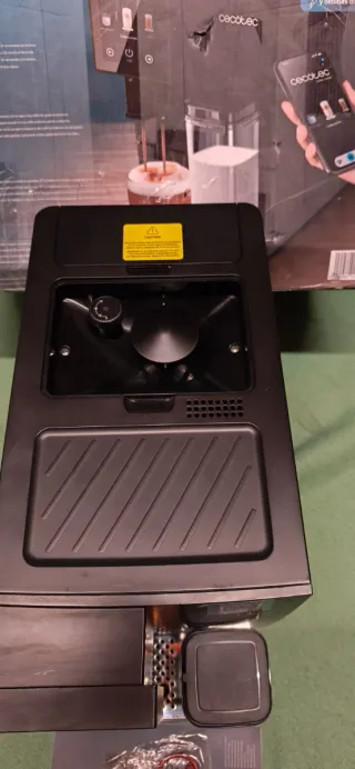 Cafetera Cecotec Compactccino Connected Negra