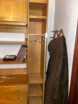 Armario de madera con cama