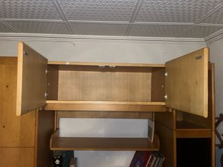 Armario de madera con cama