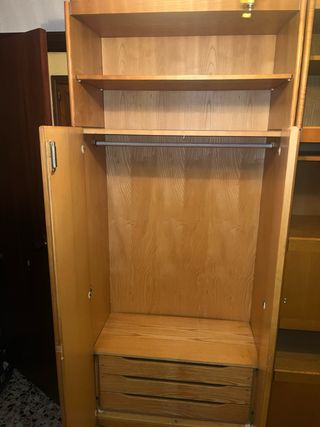Armario de madera con cama