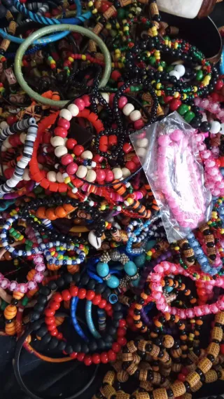 Brazaletes y collares artesanales