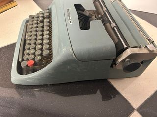 Máquina de escribir Olivetti Studio 44