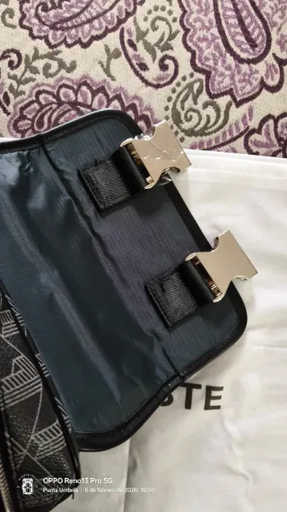 Bandolera de marca Lacoste Negra.