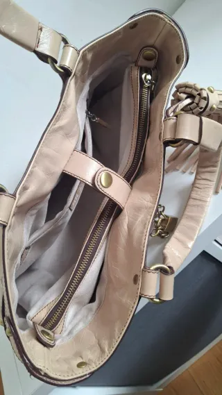 Bolso beige de poli pielcon candado