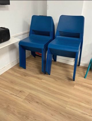 Sillas apilables metálica y plástico azul