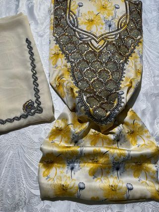 Traje árabe bordado