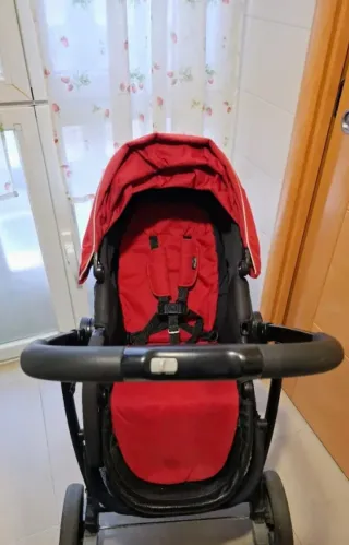 Carrito de paseo rojo y negro