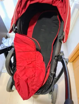 Carrito de paseo rojo y negro