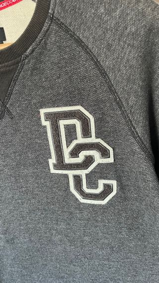 Camiseta DC Shoes gris con logo