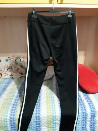 Pantaloni neri con strisce bianche aderenti